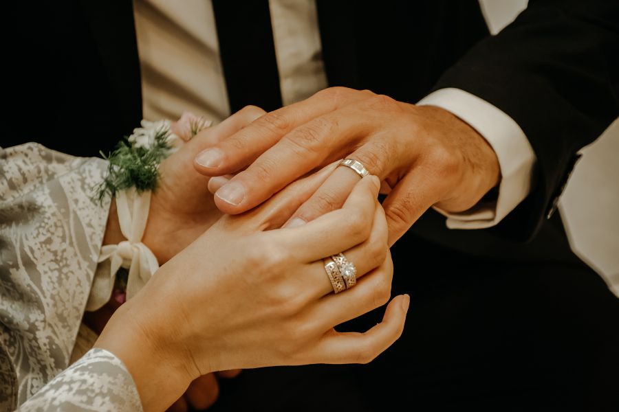 Połączenie obrączki i pierścionka zaręczynowego - jak je dopasować?