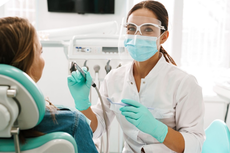 Czy warto zdecydować się na wybielanie zębów u dentysty? Jakie efekty przynosi domowe wybielanie zębów?